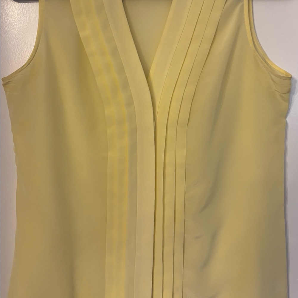 BR 100% Silk Butter Yellow Pleated Blouse Quiet Luxury Workwear Chic Top  Size 4 - Picture 4 of 6